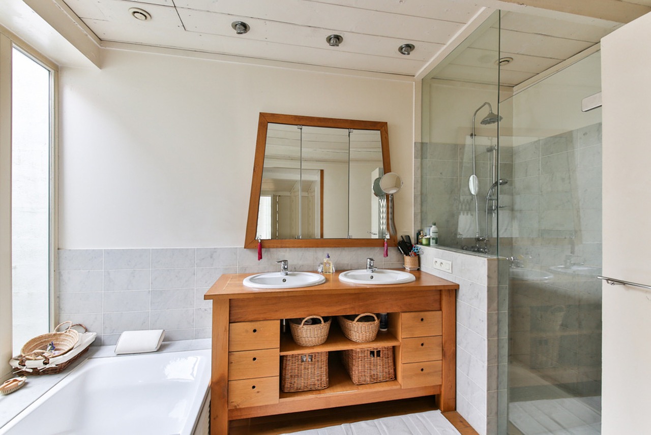 Salle de bain avec double vasque en bois
